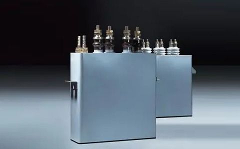 電容器在直流電路中起什么作用？