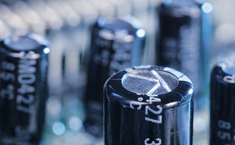 哪些材料會影響超級電容器的性能？
