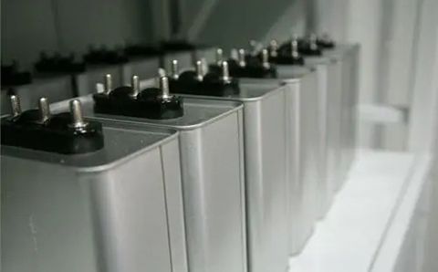 哪些因素影響電力電容器的容量？